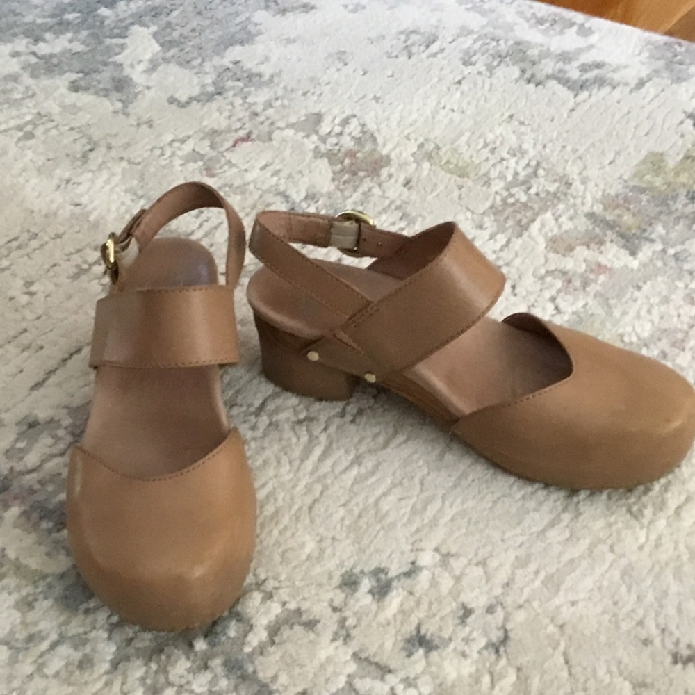 Dansko Tan Leather Closed-Toe sling back glog